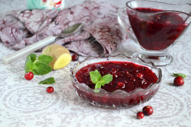 Cranberry sauce with ginger and cinnamon