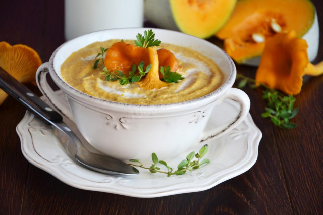 Mashed soup with chanterelles and pumpkin