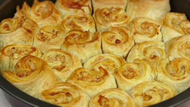 Collapsible pie made of rolls with minced meat and cheese sauce