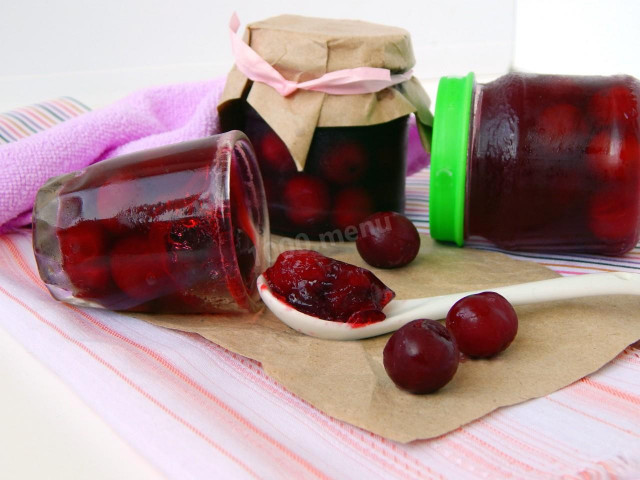 Cherry jam with stones with gelatin
