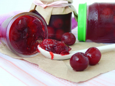 Cherry jam with stones with gelatin