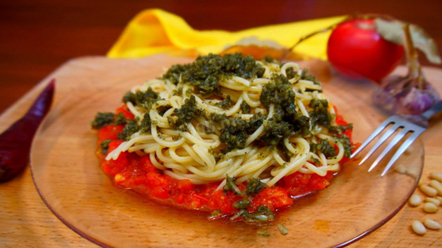 Spaghetti with Pesto sauce is delicious and fast