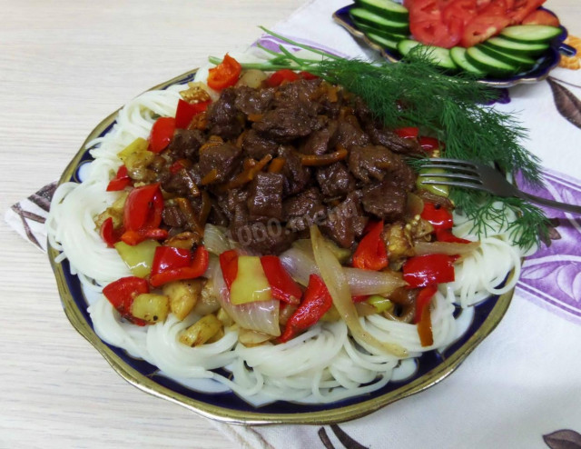 Wok noodles with beef and vegetables