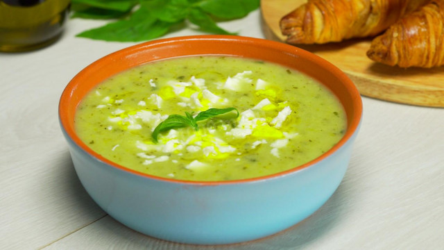 Zucchini soup with basil