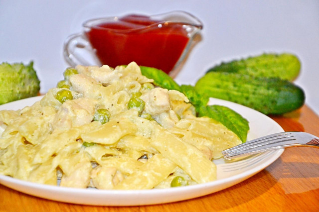 Pasta with chicken and peas in cream sauce