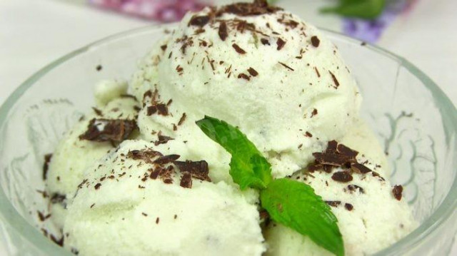 Ice cream with mint and chocolate