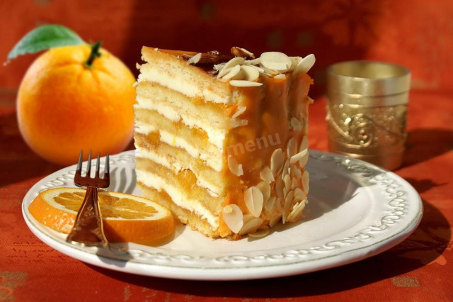 Cake with shortbread and cream