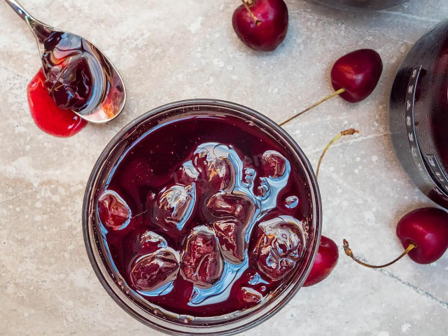 Cherry jam with gelling sugar