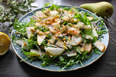 Salad with arugula pear and blue cheese with mold