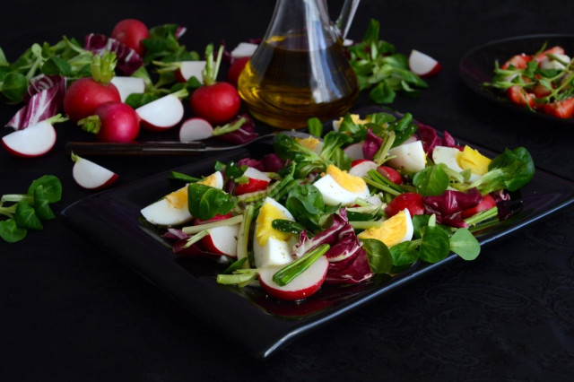 Spring salad with radishes and wild cherry