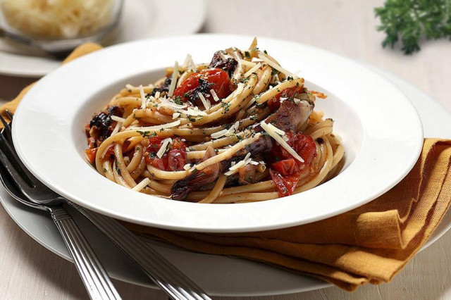 Pasta with radicchio and tomatoes