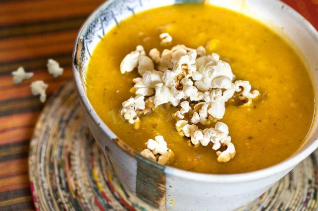 Pumpkin soup with popcorn