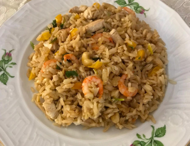 Thai rice with chicken shrimp and cashews
