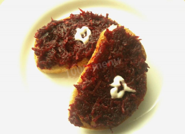 Spicy beetroot sandwiches