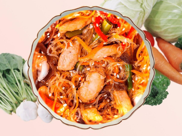 Starchy noodles with chicken and vegetables