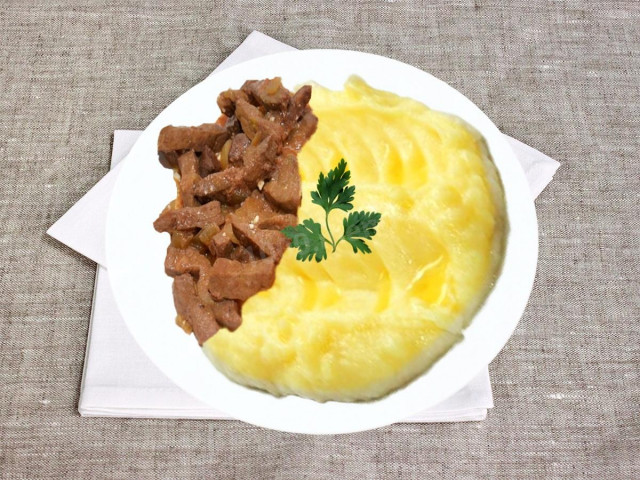 Mashed potatoes with egg on cream