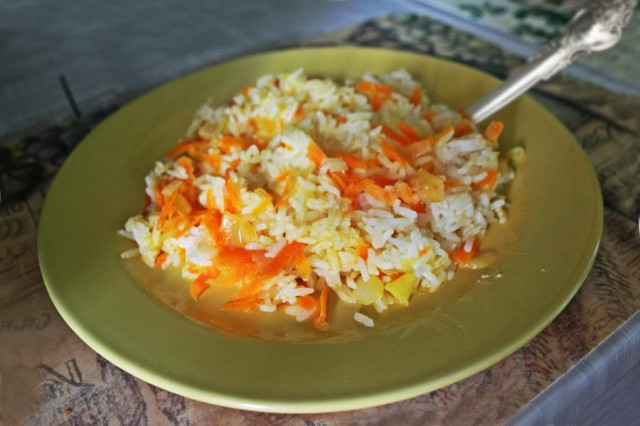 Rice with carrots, garlic and onion