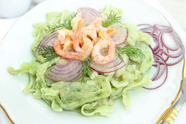 Pasta with shrimp in cream sauce and onions