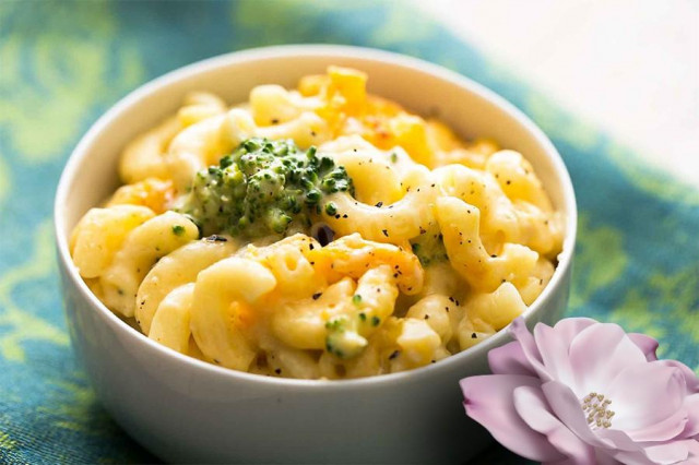Pasta horns with broccoli and cheese
