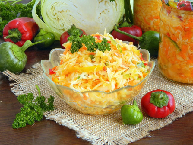 Cabbage salad for winter with bell pepper