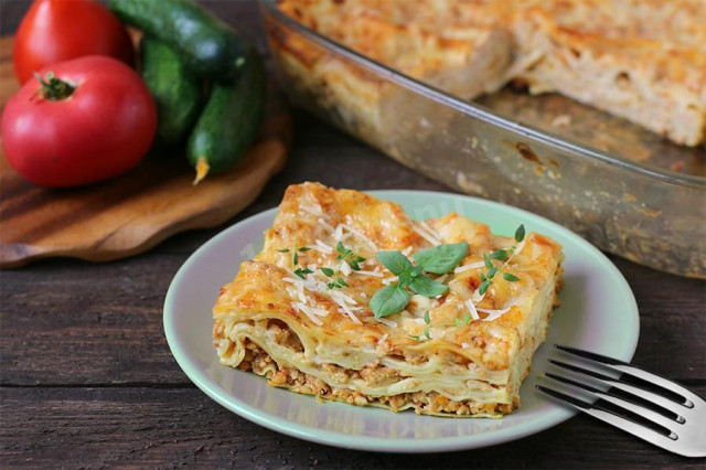 Lasagna with minced chicken and cheese