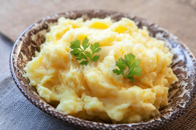 Mashed potatoes with onions, egg and milk