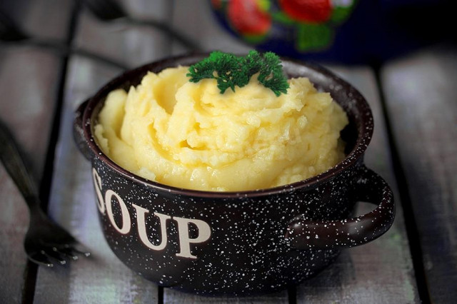 Mashed potatoes with garlic and dill in a slow cooker