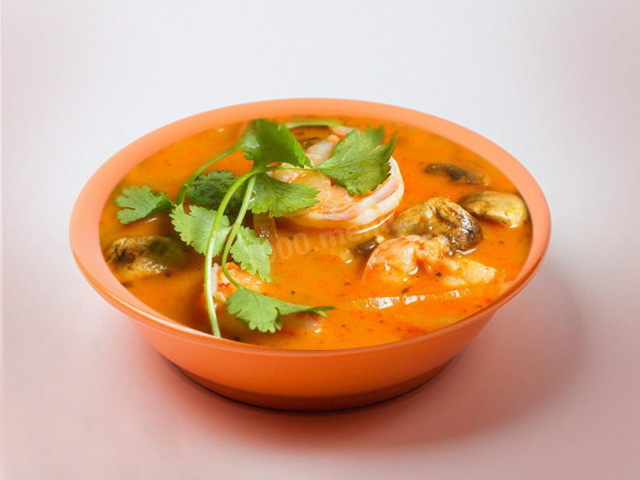 Tom yam with mushrooms, chicken and shrimp