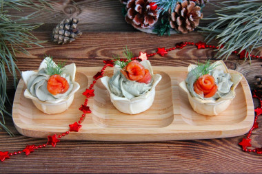 Tartlets with salmon and avocado