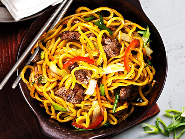 Wok noodles with pork and vegetables