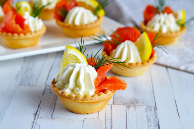 Tartlets with trout, whipped cream and lemon