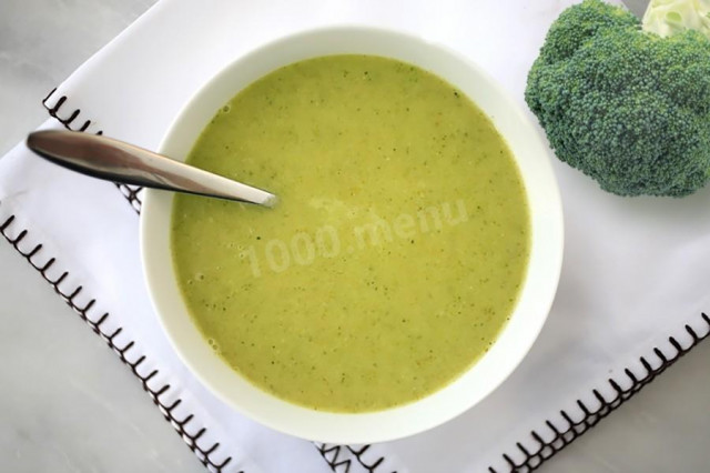Soup broccoli and zucchini puree
