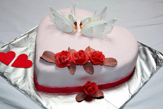 Mastic heart cake