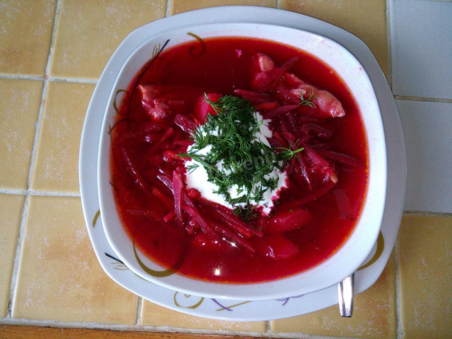 Beetroot soup with beef