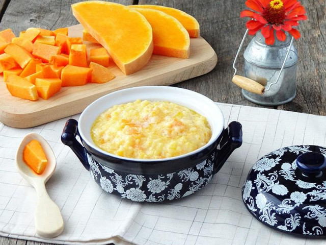 Corn porridge with pumpkin in a slow cooker