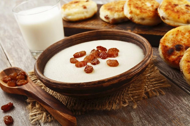 Liquid semolina porridge with milk in a slow cooker