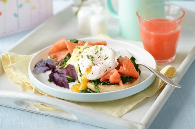 Eggs benedict with spinach and smoked salmon