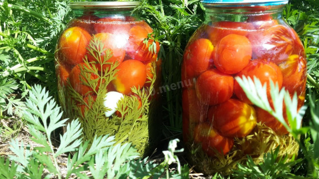 Tomatoes with carrot tops and bay leaves for winter