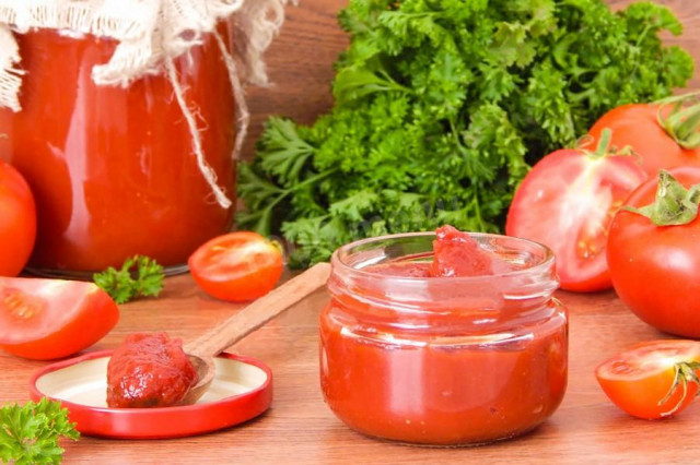 Tomato paste with garlic for winter