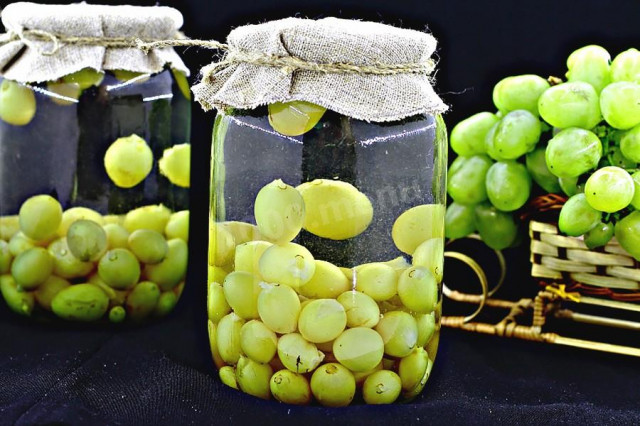 Compote of green grapes