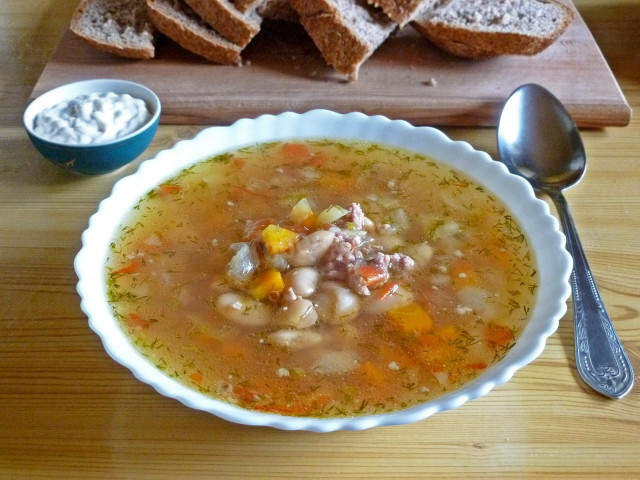 Minced meat and beans soup