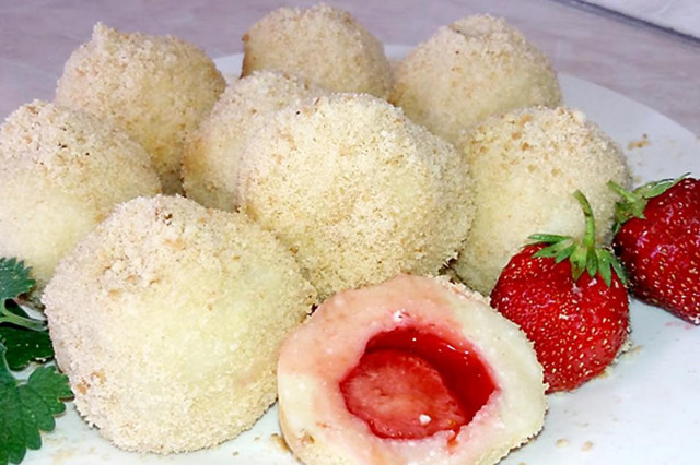 Cottage cheese dumplings with strawberries