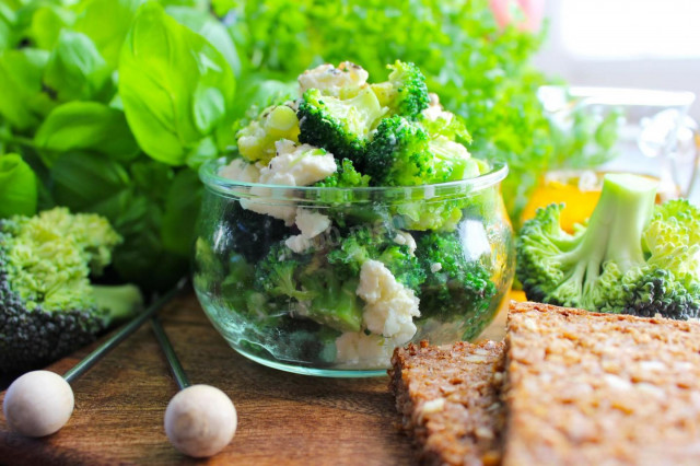 Broccoli salad with cheese