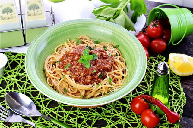 Bolognese pasta with minced meat, parmesan and red wine