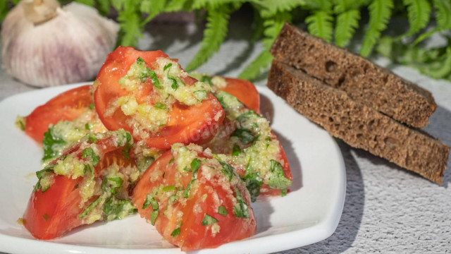 Tomato appetizer with garlic and bell pepper