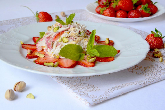 Chicken salad with strawberries and pistachios