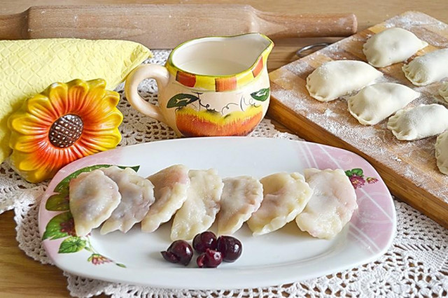 Dumplings with cottage cheese and cherries