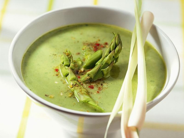 Green asparagus soup