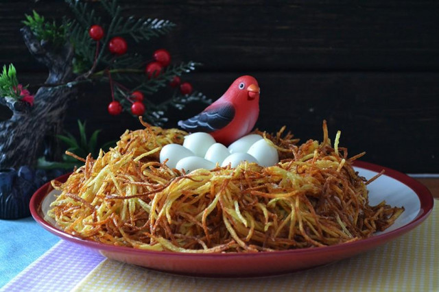 Capercaillie's nest salad with quail eggs