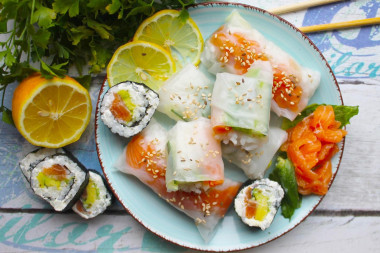 Spring rolls with red fish, rice and avocado